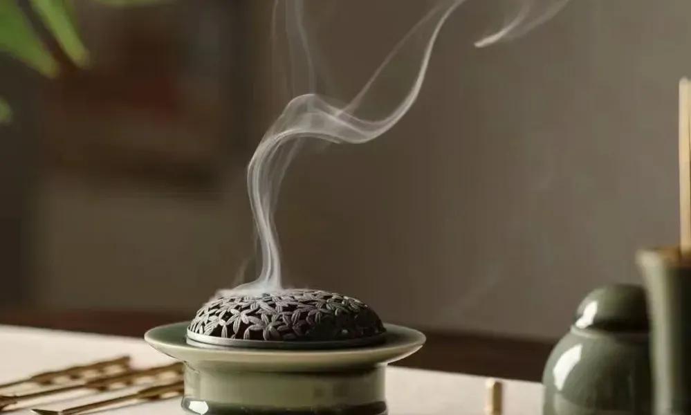 亿万富翁洛克菲勒说：“一个月挣三千块钱，你怎么节约也只有三千；一个月挣两万块钱，