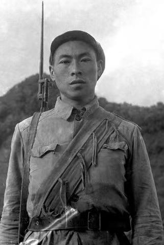 1952年，美军故意挑衅志愿军，在阵地上抽烟喝酒，寻欢作乐，这让志愿军都气愤不已