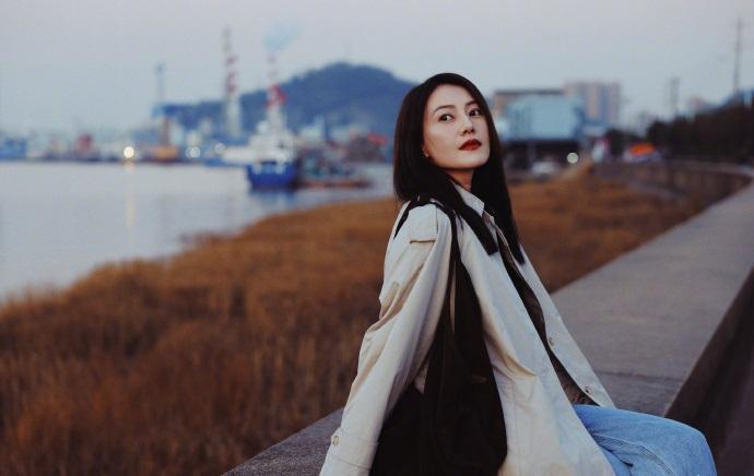 最近高圆圆在海边拍摄了一组特别漂亮的大片，看起来特别的靓丽，还很有浪漫风情。