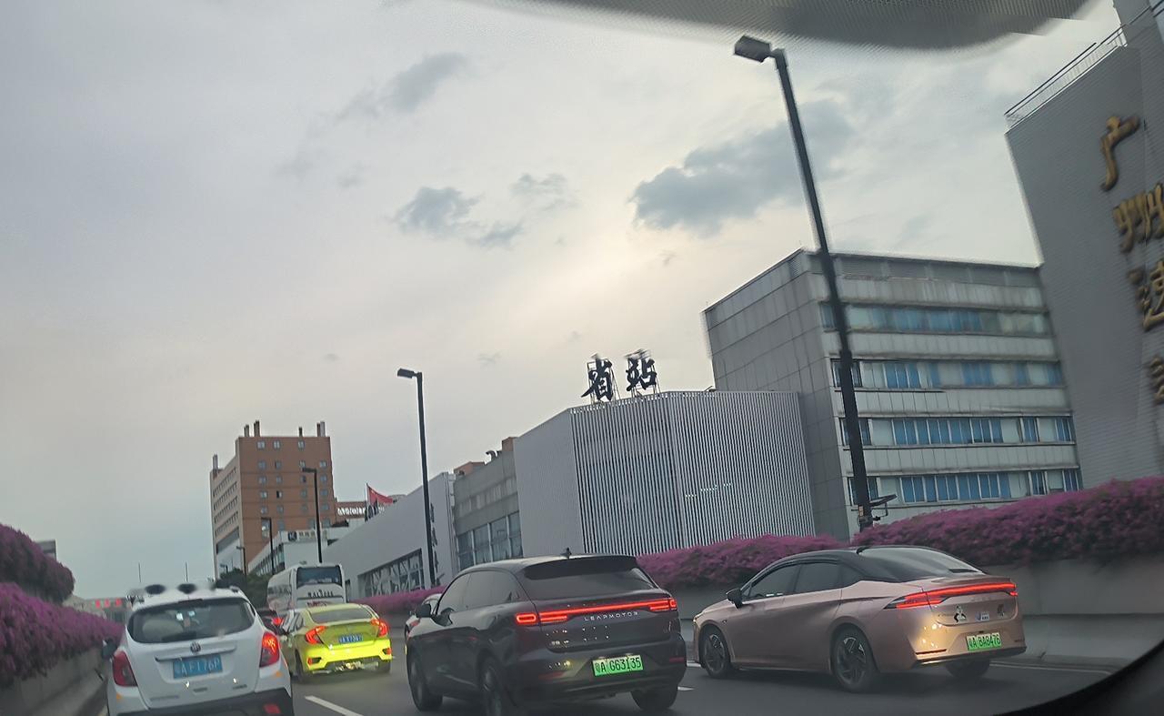 有内环路交通也拥堵，上世纪八九十年代广州没有内环路，道路同样拥堵。在广州内环路