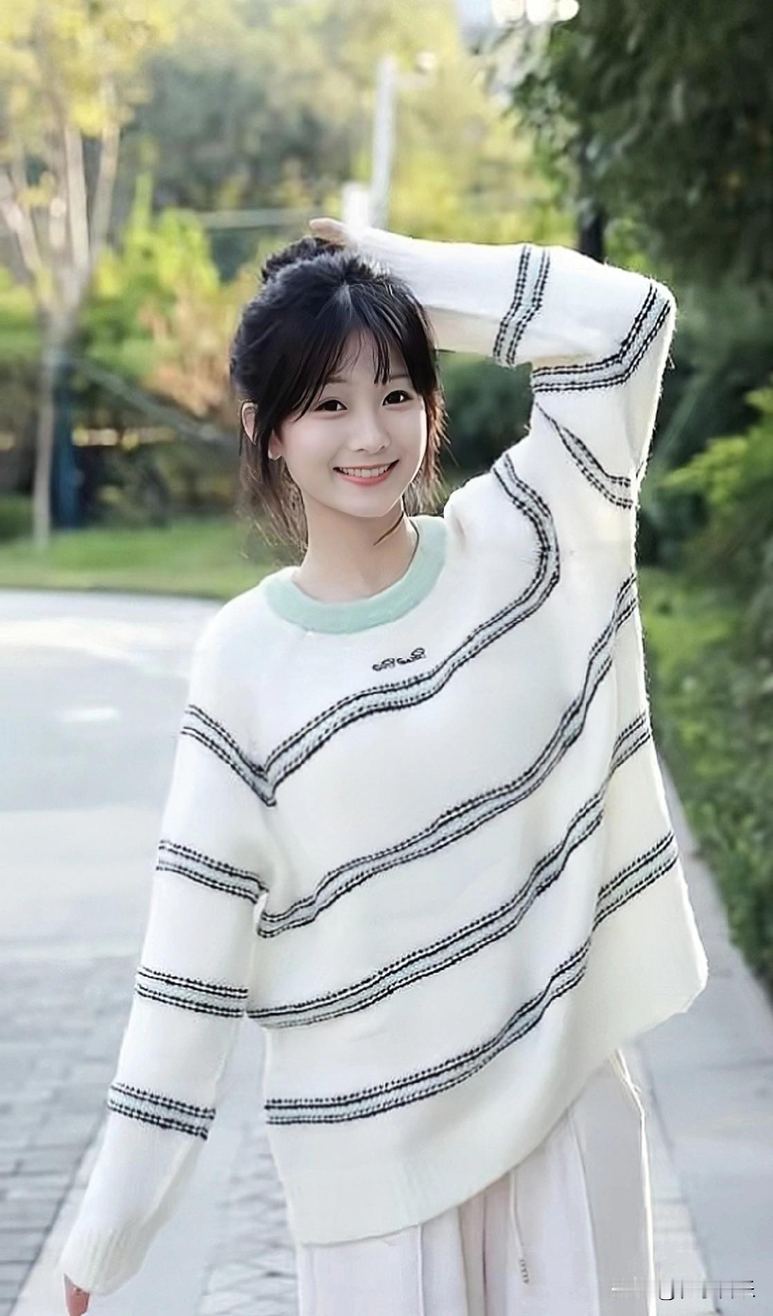 秋风吹得针织衫软乎乎，连条纹都晃悠着甜。抬手勾住一缕光，嘴角翘成小月牙——这甜度