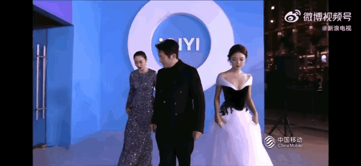 娱乐圈里最佳绅士风度的郭京飞上线了。郭京飞主动为身边同行的女士提裙摆，笑容满面