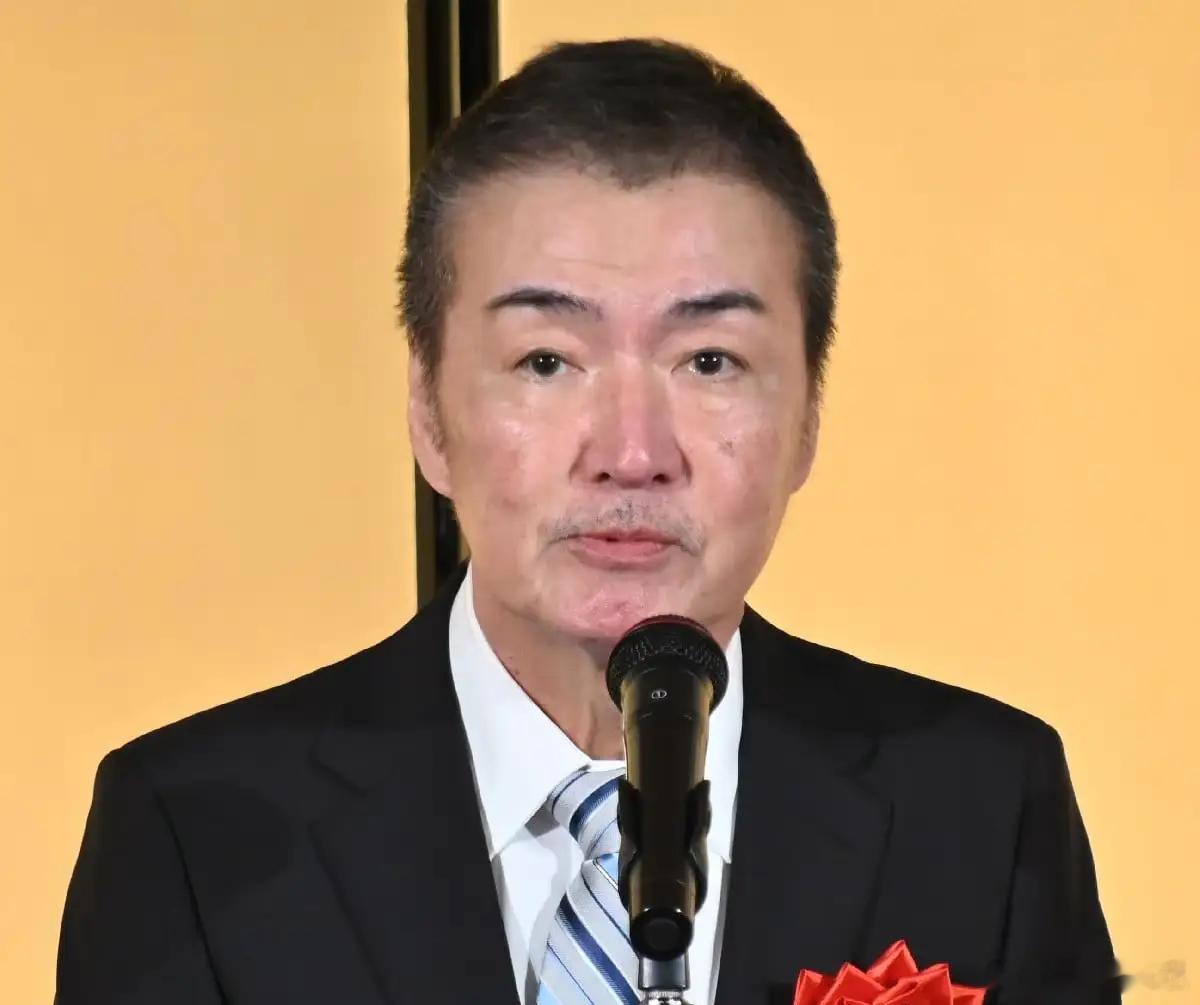 不是死于意外也不是突如其来的急症，而是被结肠癌夺走生命这位被无数读者熟知的推理小