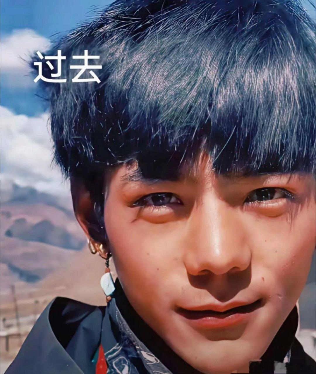 同样穿上少数民族服饰，反差感拉满，丁真像是变了一个人。从前透着野性的清亮眼神、极