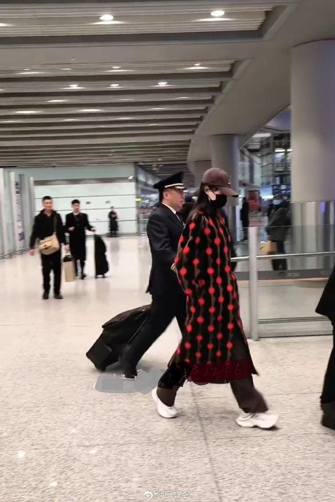 近日唐嫣现身机场，她这次搭配的很有时尚潮流之美，看起来也格外的显年轻。唐嫣穿