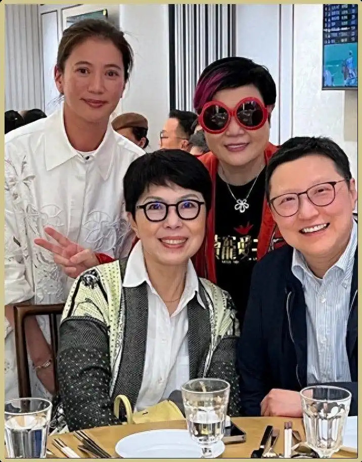51岁袁咏仪素颜被抓拍，不化妆不修图反而更美，网友：这才是50岁该有的样子