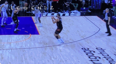 狄龙又撞，詹姆斯摊手询问裁判