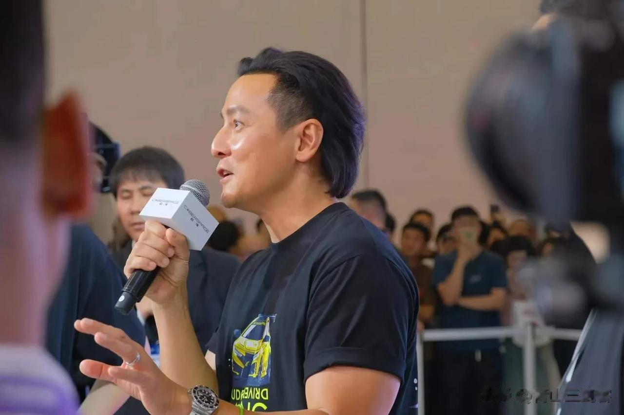 吴彦祖来了，帅是真的帅，但是不是发福了