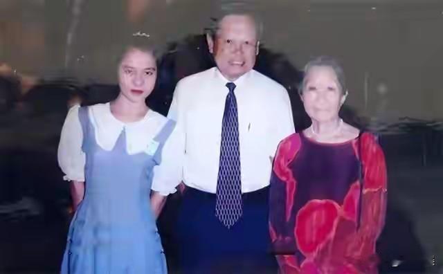 这是翁帆和杨振宁及夫人杜致礼的珍贵合影。照片摄于1994年，那时翁帆19岁，是