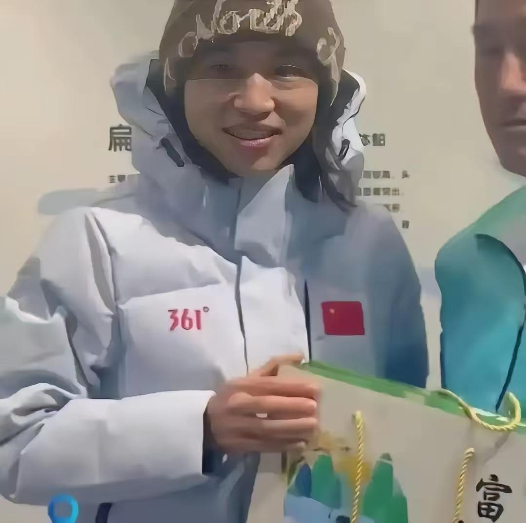 穿着361卖抚远大米，这就是流量变现。她只是名护士，也是普通人，只是比一般人更努