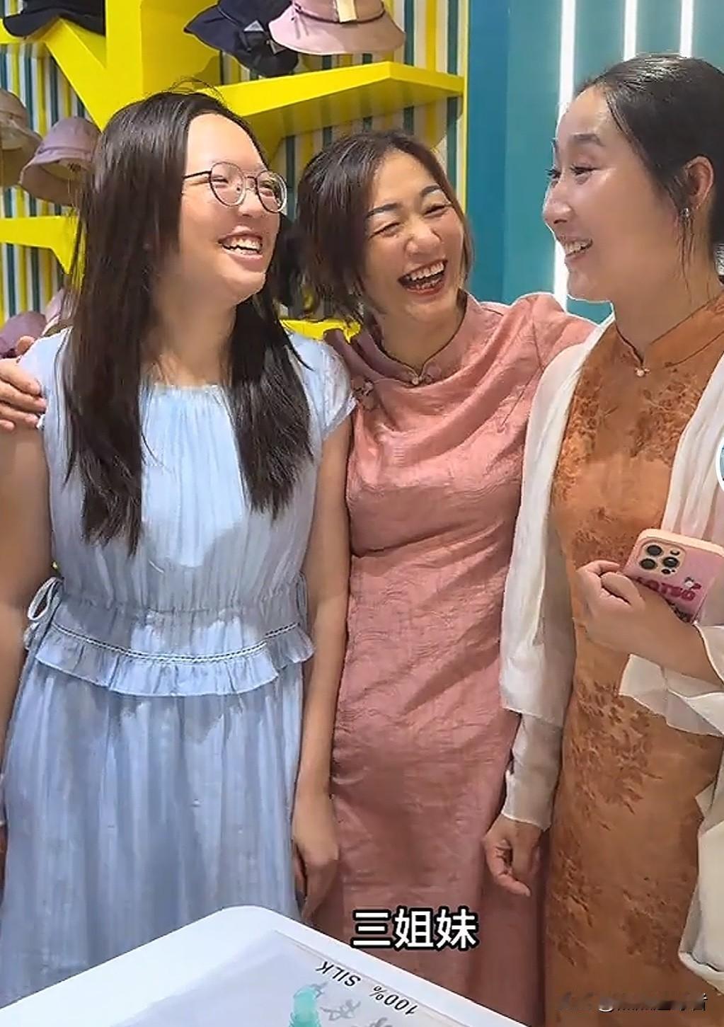 今日，谢浩男的妈妈发布了新的视频。在视频中，友人艺达陪着谢浩男妈妈、大妹以及谢浩