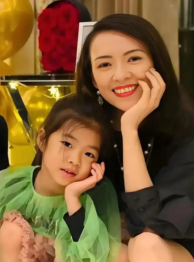 醒宝，大明星章子怡的宝贝女儿这接地气的长相！小姑娘太理解大众的心理了，这是可着