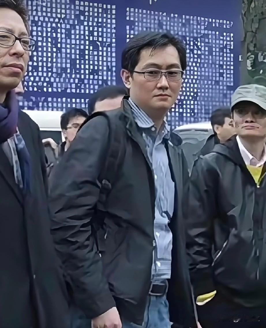 1999年马云，马化腾，张朝阳的抓拍合影里，三人带着创业的青涩气，谁也没料到后来