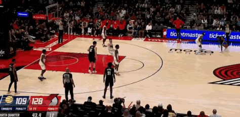 杨瀚森双手暴扣打成2+1后第一时间赶紧扶起摔倒的韦斯利，如果这记精彩扣篮入围NB