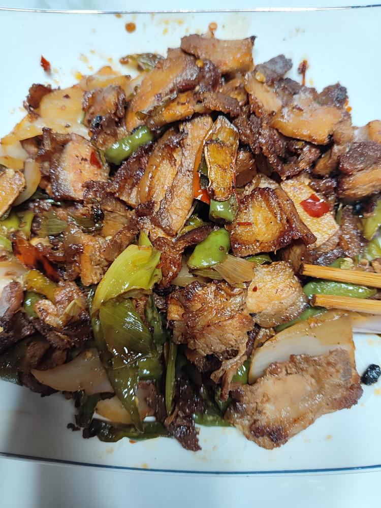 终于找到一个省钱的好办法，就是家里四个人吃饭，我只炒一个菜，我家婆婆做饭三十多年