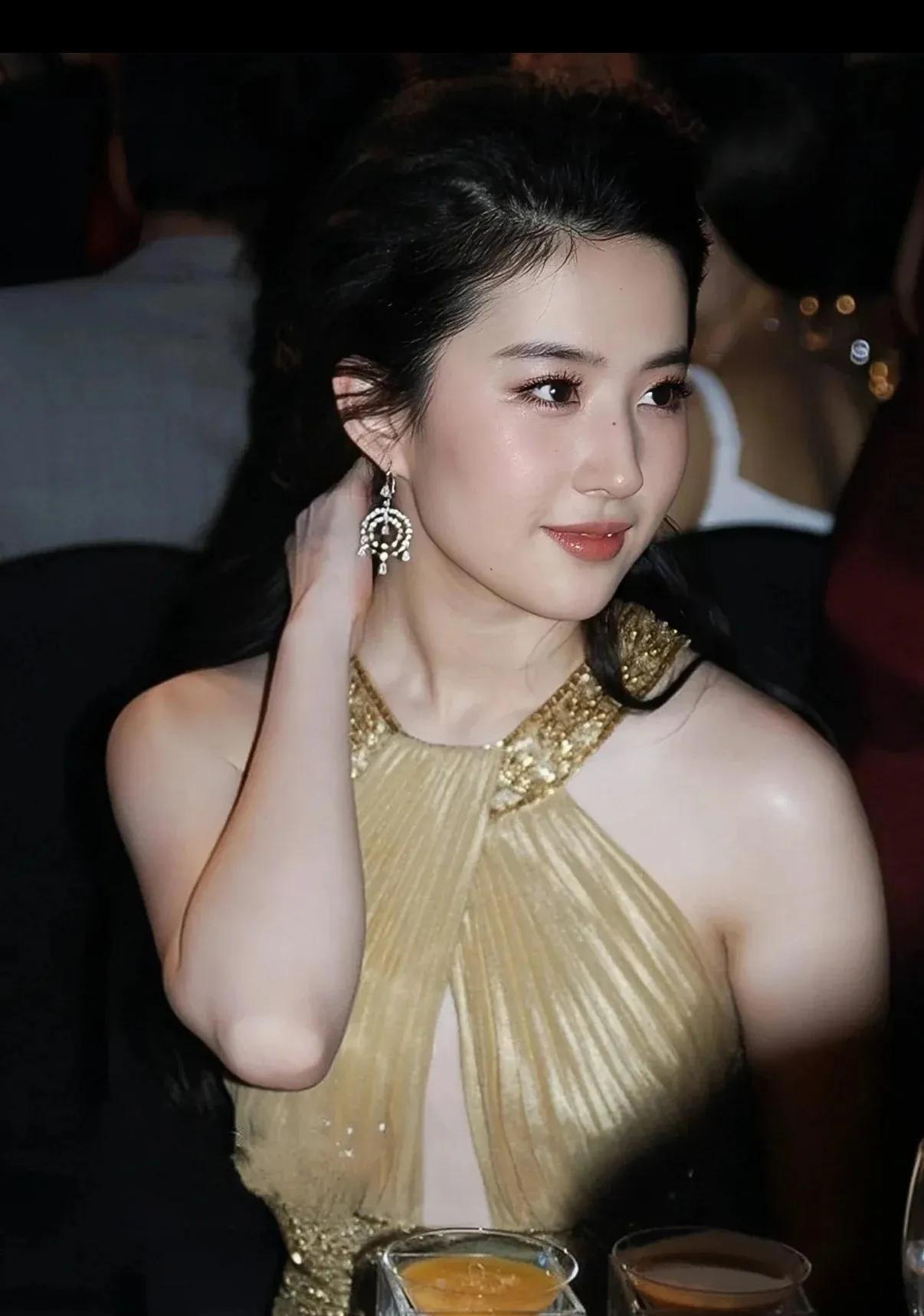 刘亦菲长得一副不缺爱的样子，特别自信明媚，像世家大小姐，事实也如此。#明星刘亦