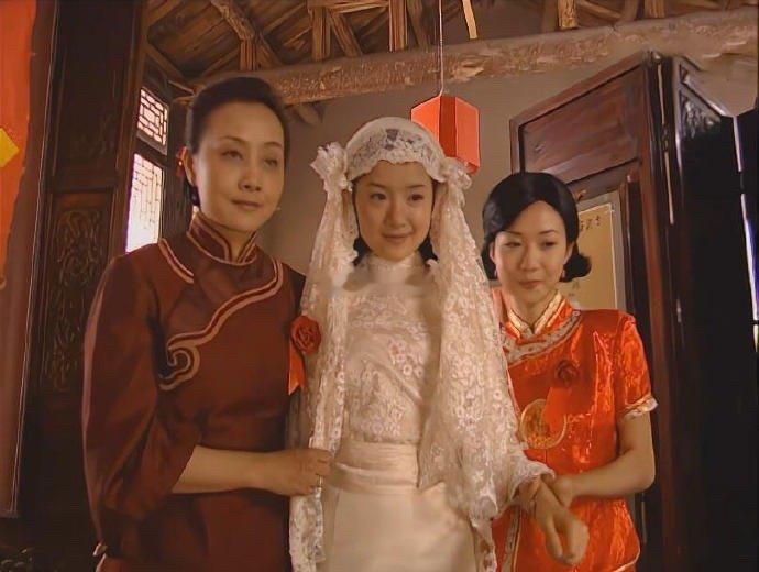 现在才发现冷清秋结婚时的婚纱既丑又廉价，全靠董洁颜值撑着…​​​