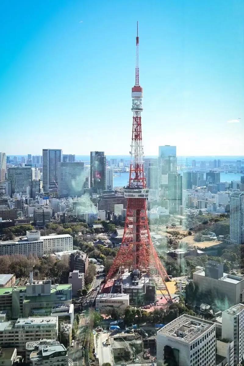 先说两组对比数据，日本楼市1991年开启下跌，整整跌了18年，房价直接腰斩；美国