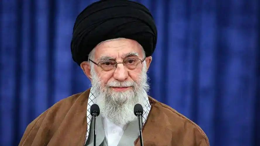 离谱！手握权柄不撒手这波操作看呆全网哈梅内伊那双颤个不停的手，愣是死死攥