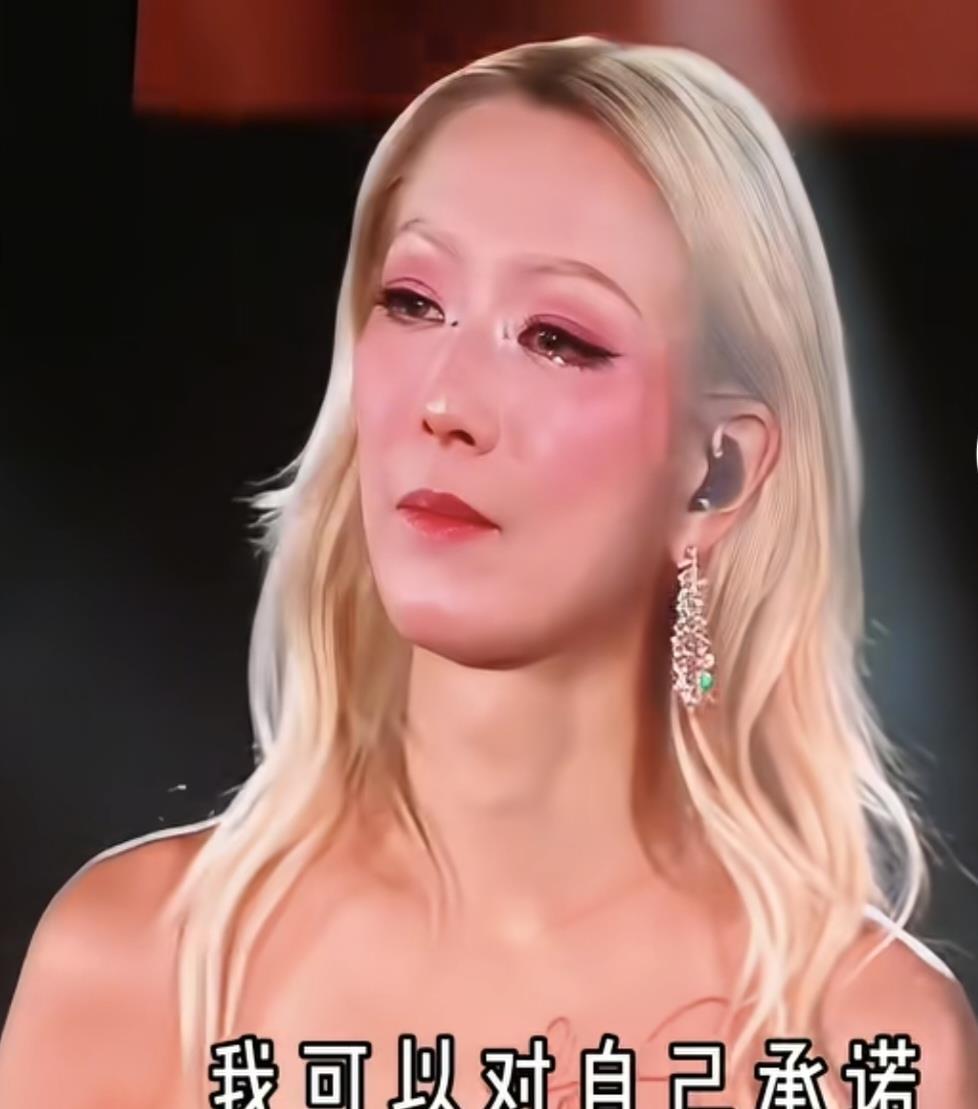 郑秀文有颜有钱有才华，为啥死磕许志安30年？出轨两次、分手三次还选原谅，网友吵翻