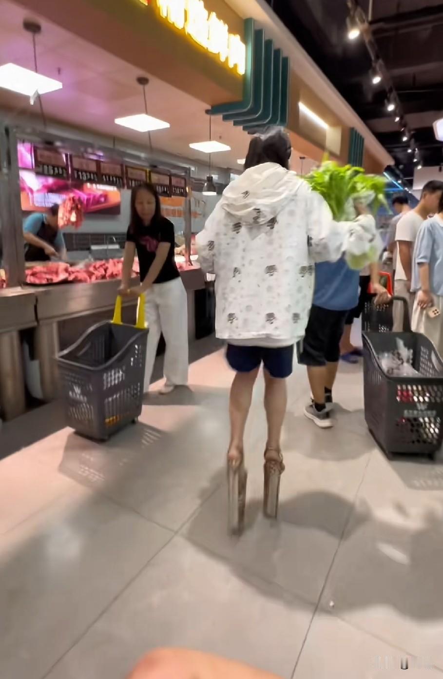 穿这么高的鞋，最起码也得搞根拐杖才行[捂脸哭]