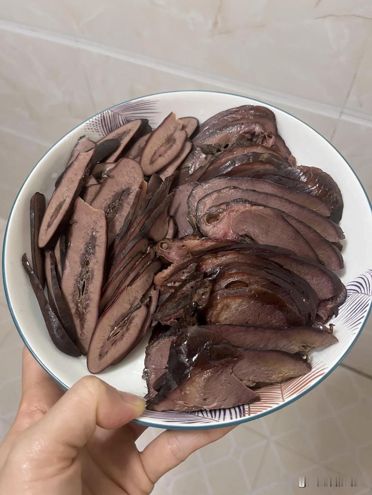 我家之前也做过腊猪心猪腰，跟你这情况一模一样，闻着那叫一个香，就是咸得有点上头。