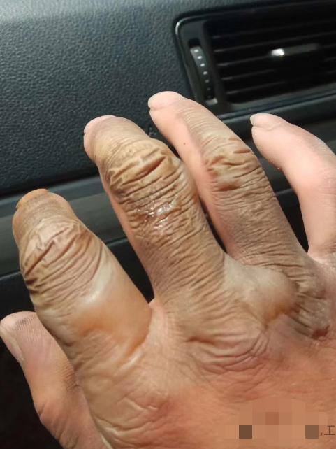又有一个电工被开除了！唉，做电工的，确实不该逞强。昨日，车间里一个电控箱