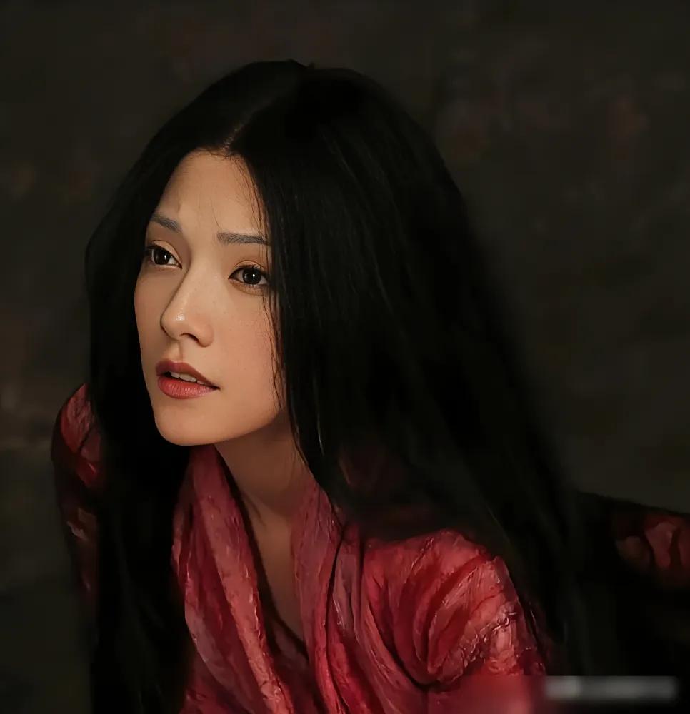 真不知道霍启山看上嫣然什么了，先不说学历低，事业也一般。光说颜值，才28岁就很显