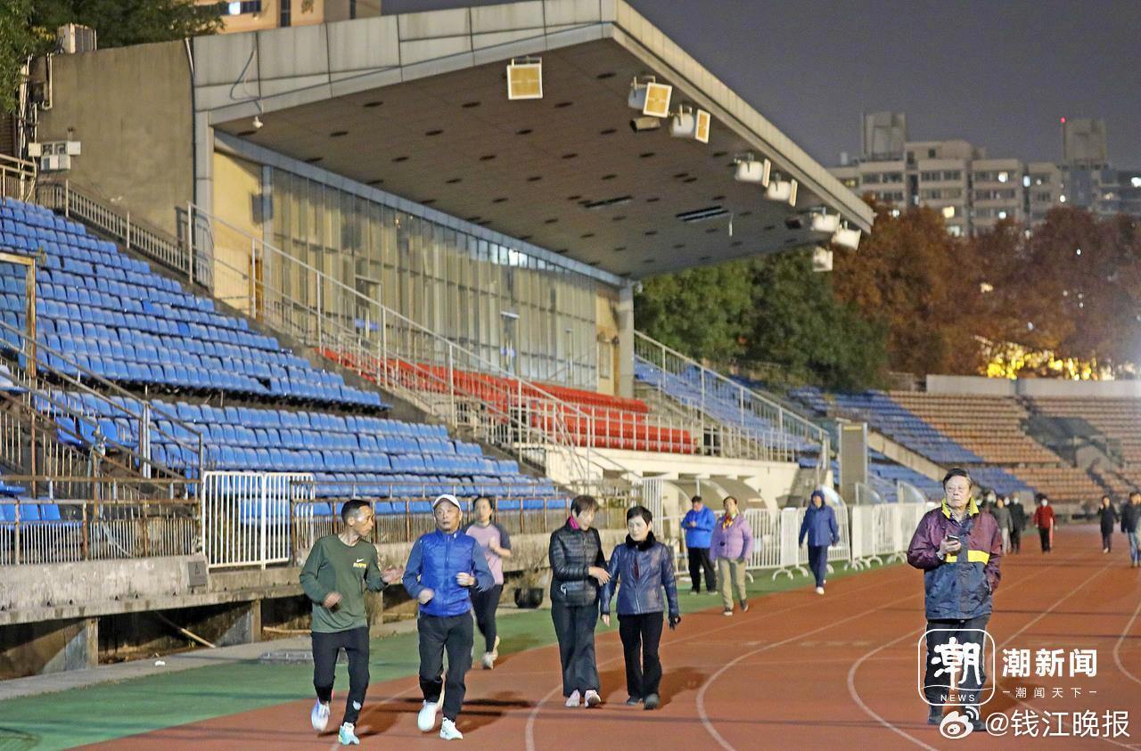 【#近百岁的杭州体育场将封闭维修#，12月14日最后一天开放！】12月15日，位