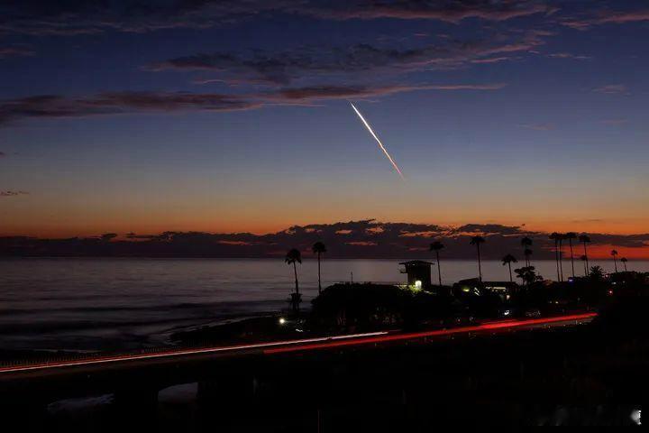 马斯克的星链卫星接连坠落星链卫星现在怎么坠落的我不知道，但我知道这玩意儿如果在战