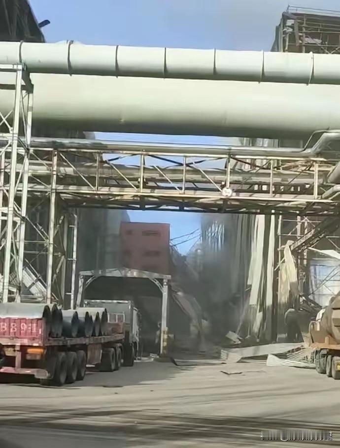 包钢板材厂那个爆炸原因出来了，看着真挺吓人的。谁能想到是650立方的蒸汽球罐