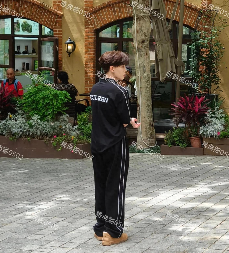 任嘉伦怎么逆生长呢？青岛街头遇见他被他的状态震惊到，太年轻了