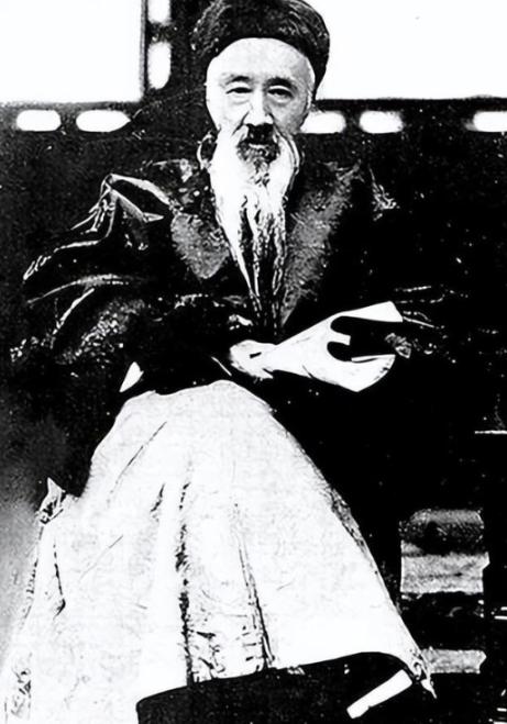 一个美国女人故意用英语和辜鸿铭交谈，辜鸿铭没理睬，美国女人冷笑起来：“他连英语都