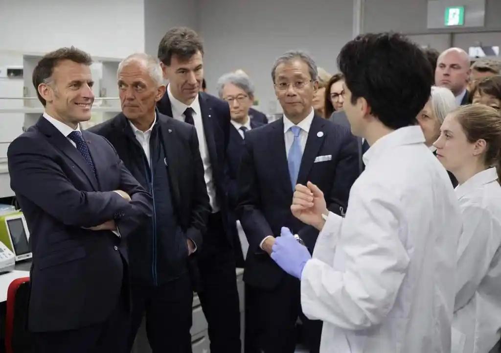 法国总统马克龙亲自带队火速抵达日本，正式拉开了他亚洲之行的大幕，不同于以往的常规