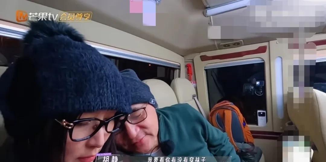 胡静严厉的对儿子说：“快点，我数到三，你把镜头放在在脚上。”原来，胡静在和儿子