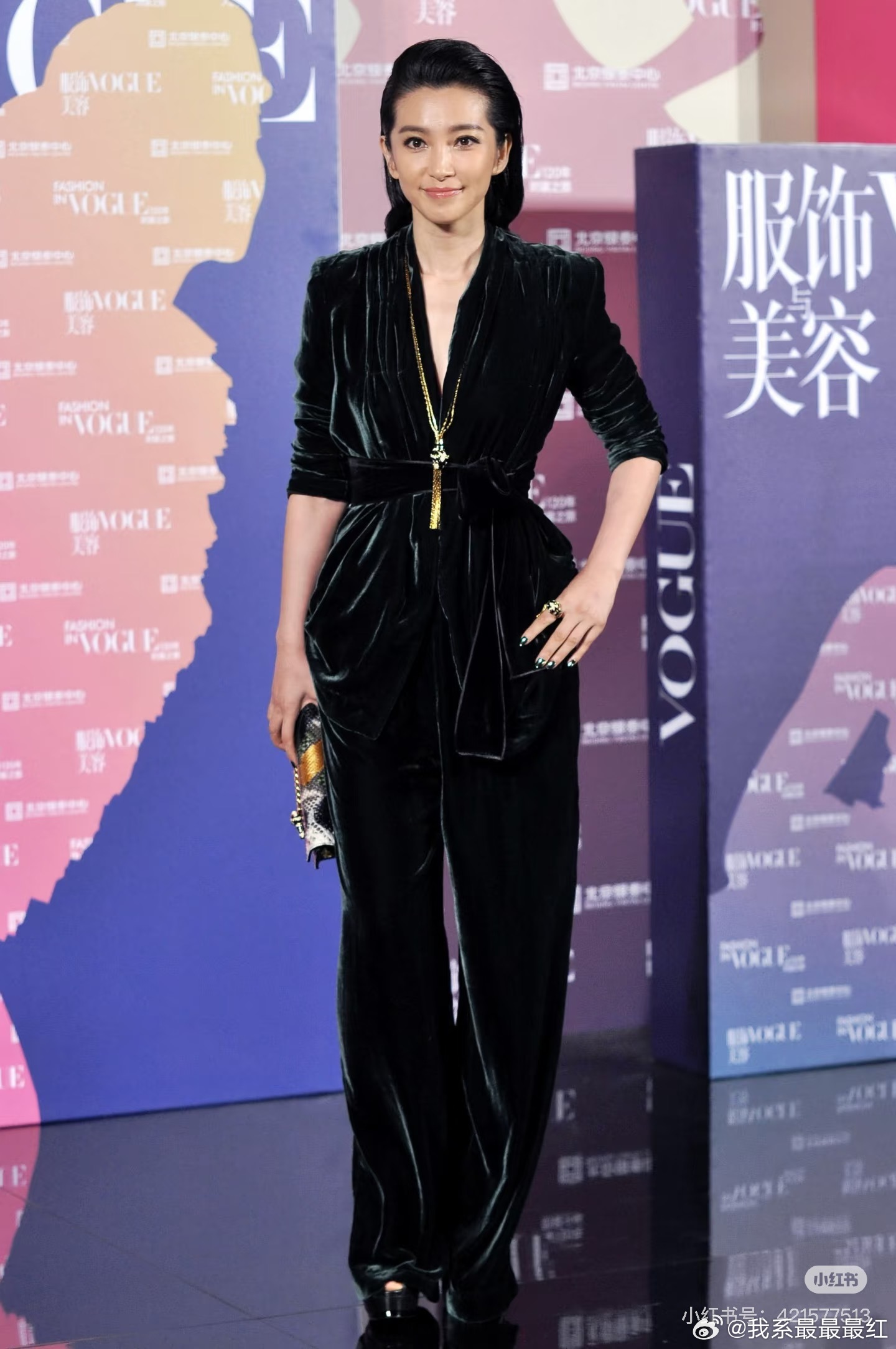 来看看十三年前的VOGUE景甜这身太美了，像个瓷娃娃​​​