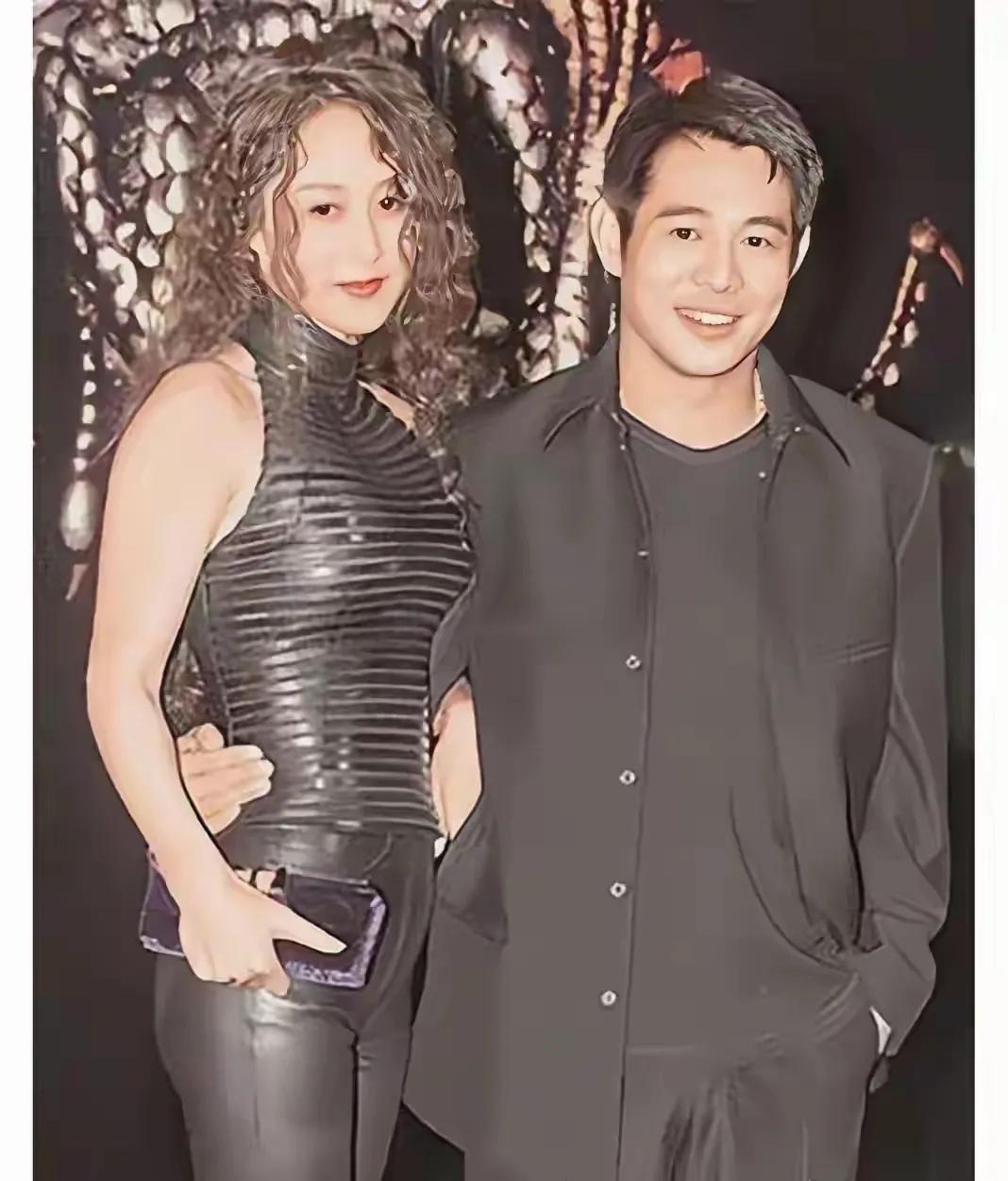 一张李连杰与妻子利智出席活动时的照片，时光一晃，20年已然过去。人生何其短暂，仿