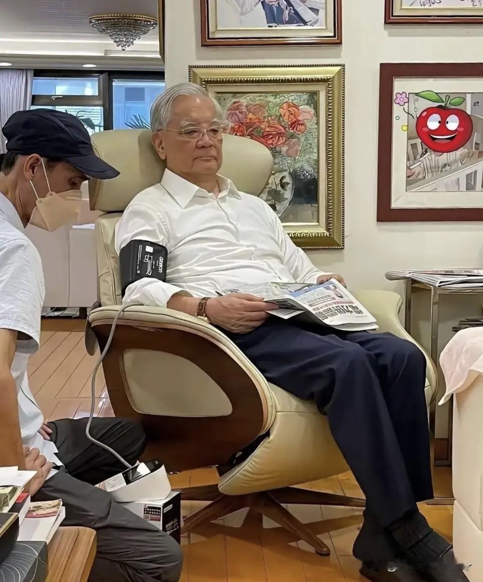 大家看一看这个90多岁的白发老人是谁呢？此刻他坐在皮沙发上面，身体看着不是很健