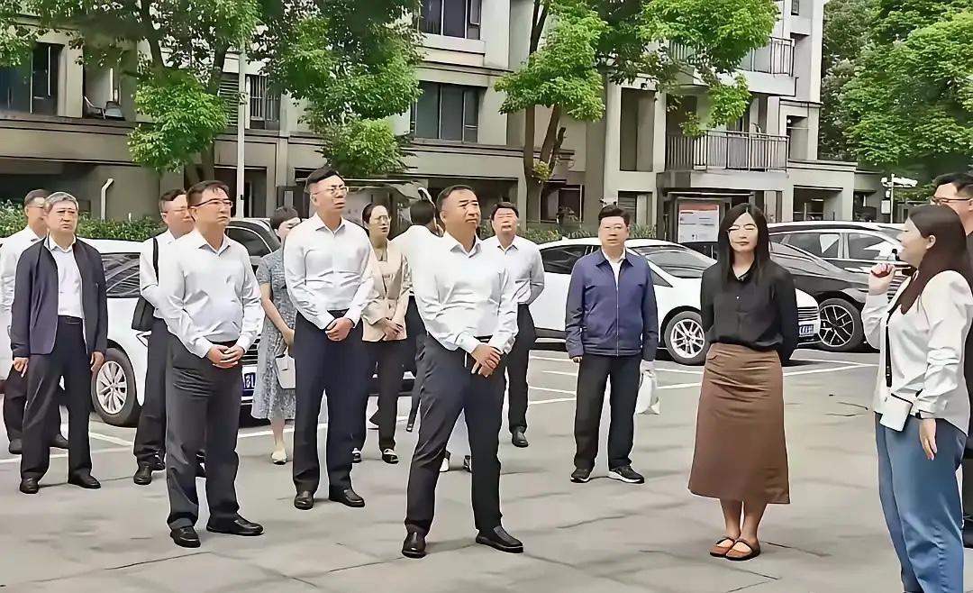 可以肯定，冯院长的风光是到此为止了。后院起火，一觉醒来天塌了，被直接下属惹了一