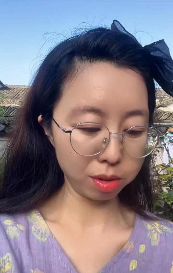 田静说，就不用美颜，真实点比较好！今天一大早七点半，田静就起床开始卖货了…