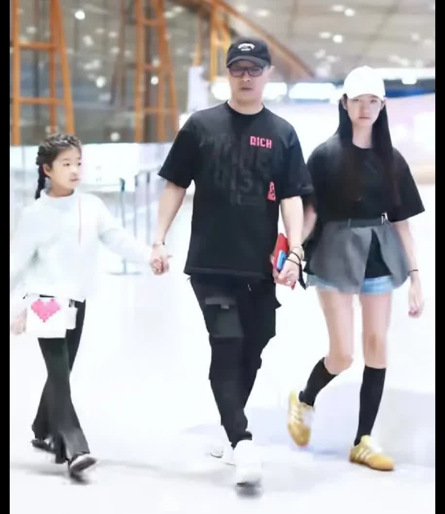 汪峰的二女儿第一次在大众面前露面。小姑娘有些羞涩，不如章子怡的孩子那么