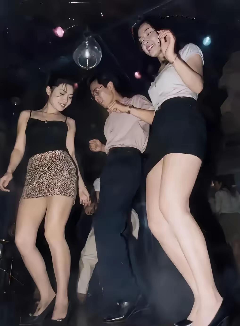 这是80年代，那个年代虽然乱，但那时候的年轻人比现在的年轻人幸福的很