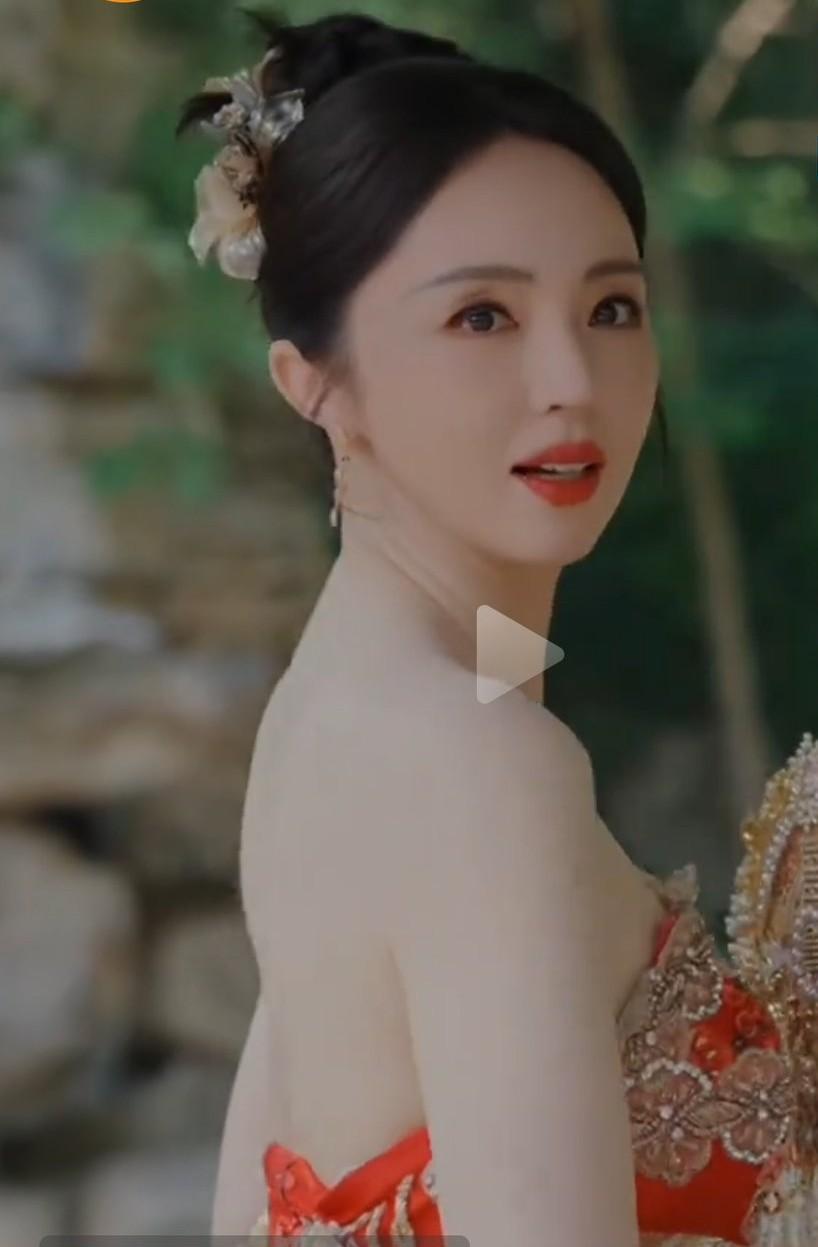 演员董璇晒婚礼一周年照片近日，演员董璇在社交平台晒出与丈夫张