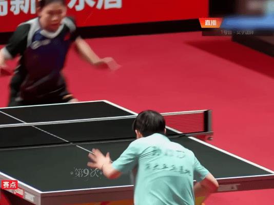 孙颖莎3-0暴揍小师妹后进行了现场指导！今天的深大幼儿园打加班场啦！整个场馆就