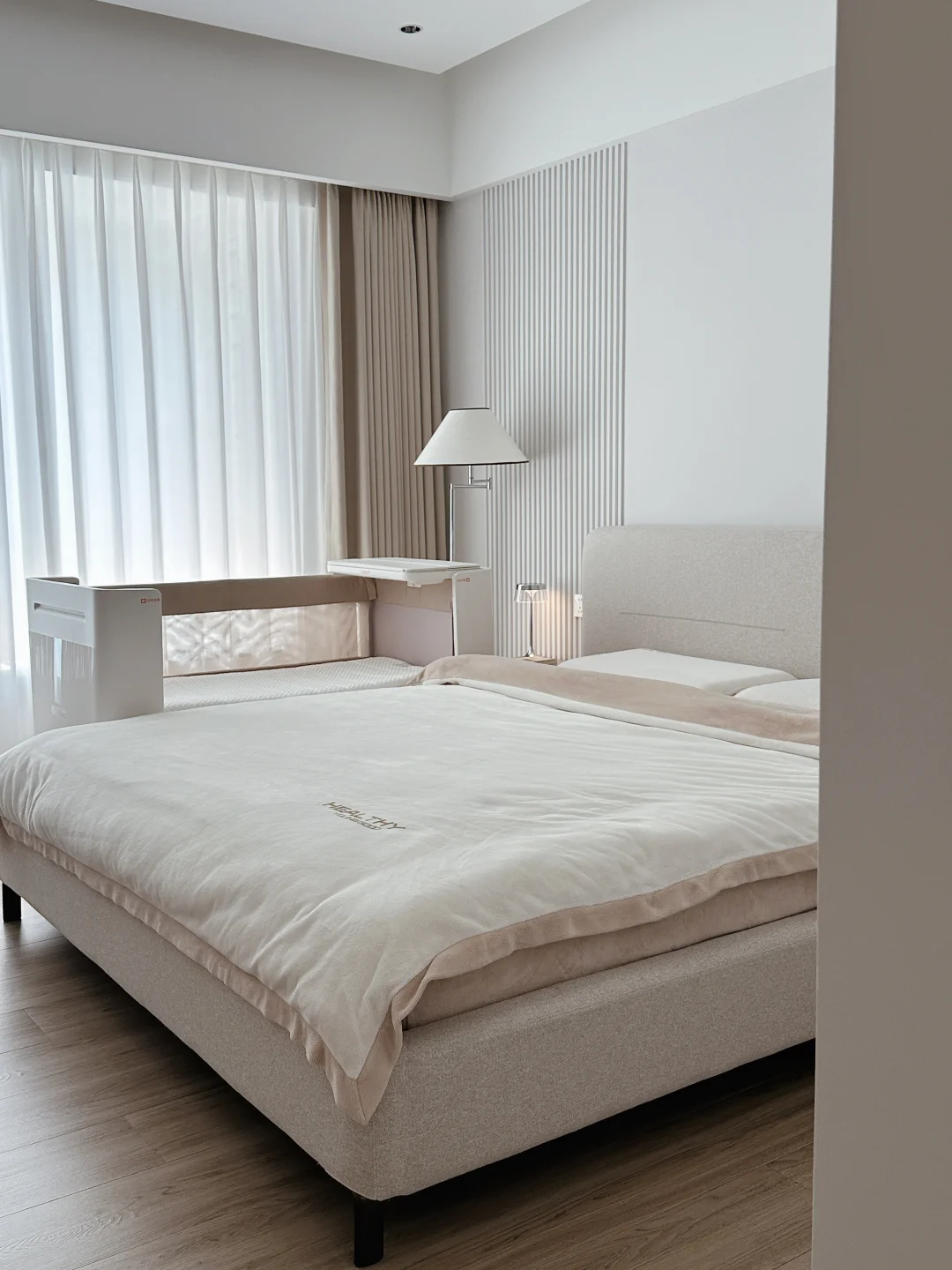 大概是i人会喜欢的氛围感卧室吧