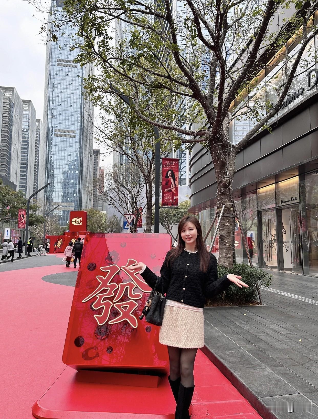 怎样的裙子在女人身上是最美白色短裙设计简洁大方的裙子，没有过多繁杂装饰。