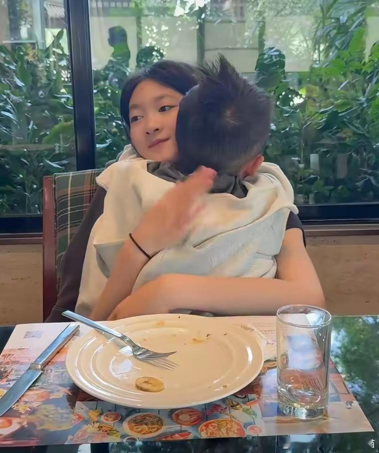 李小鹏女儿奥莉因为儿时上了某档亲子真人秀备受外界关注，现在小妮子已经出落成了13
