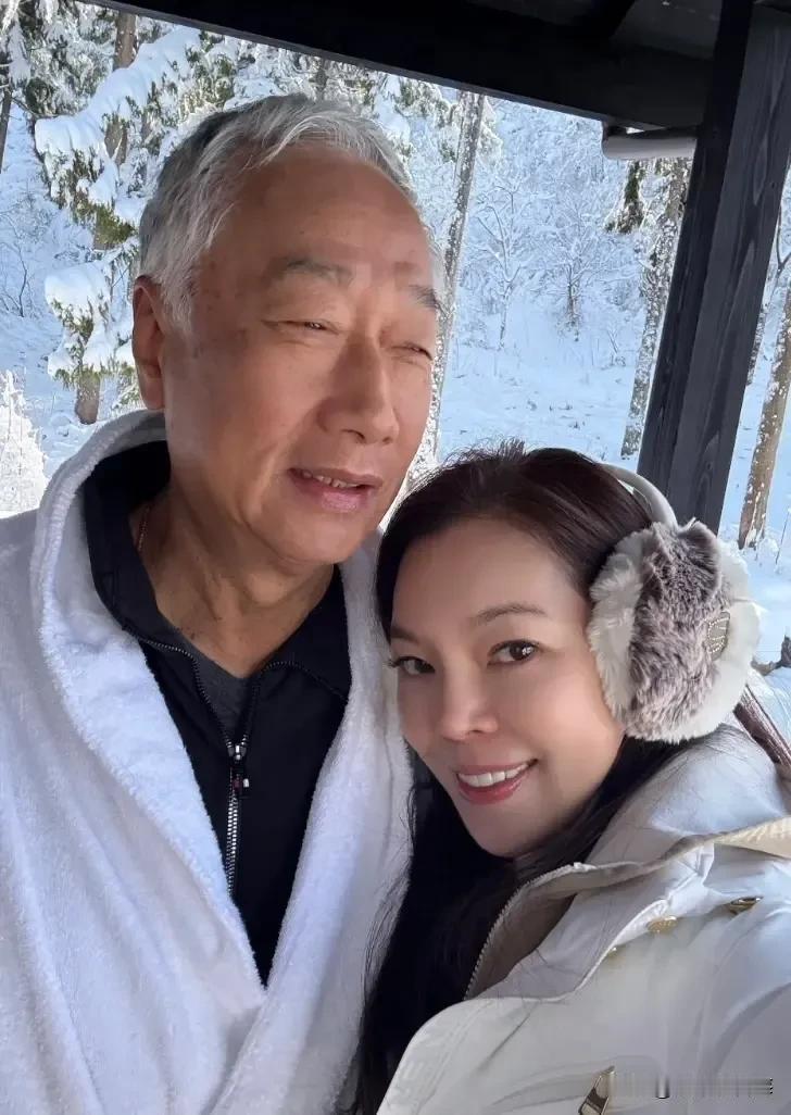 郭台铭全家赴日本滑雪曾馨莹分享岁末合照展现温馨时刻2026年1月1日，鸿海