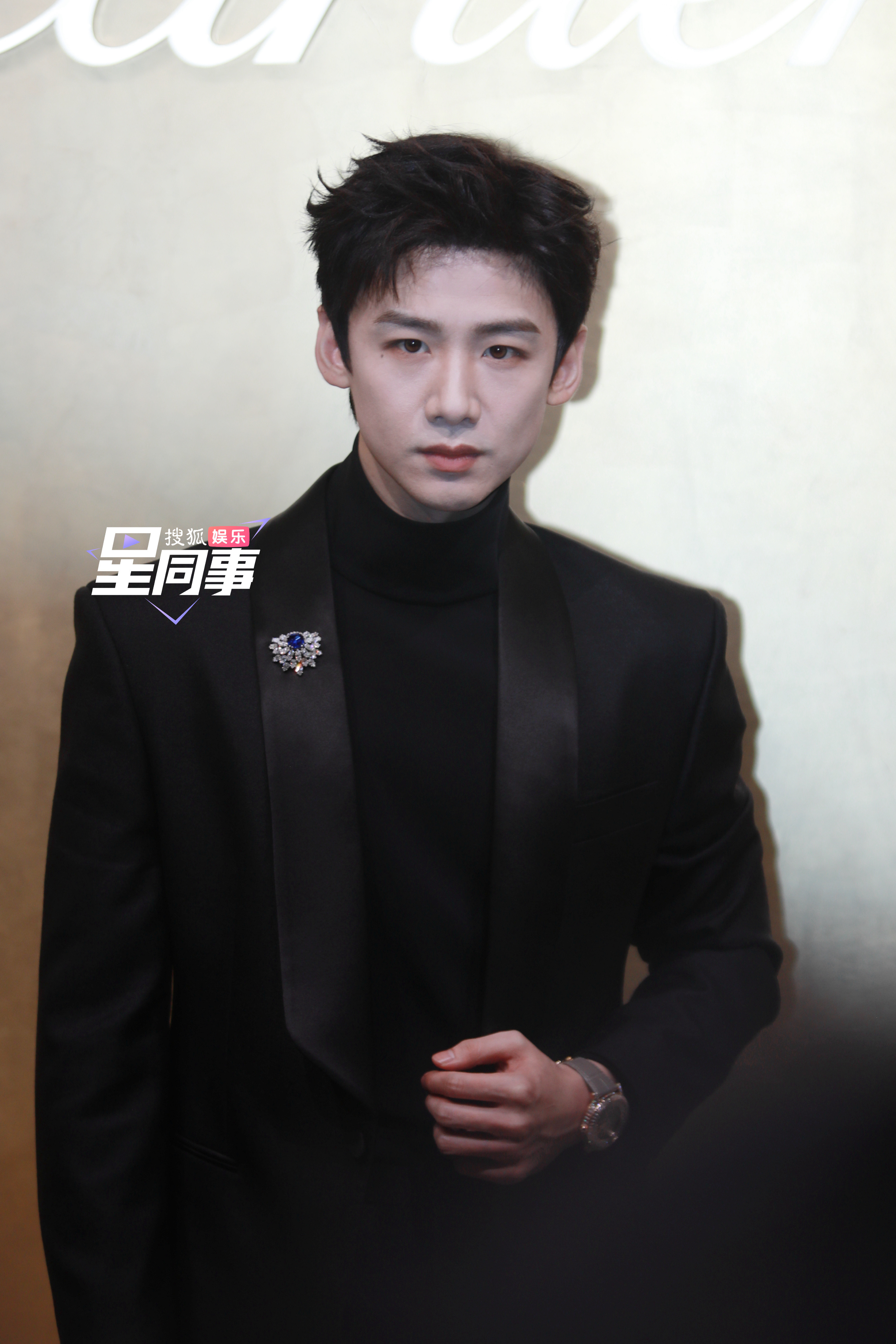 出席品牌活动全黑look妥妥帅气贵公子[墨镜]看咱白这状态如何！​​​