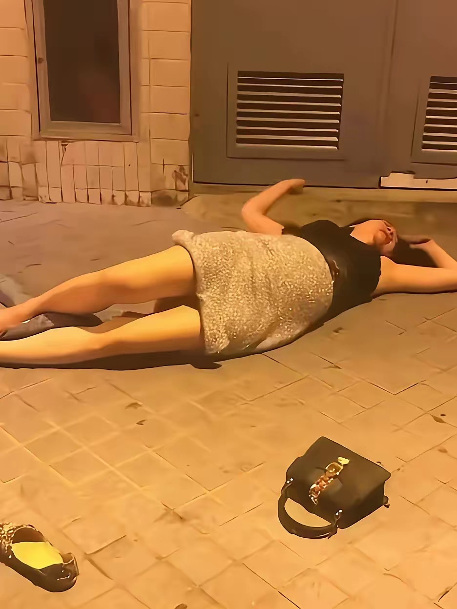 “果真是塑料姐妹花！”女子和小姐妹聚会喝到不醒人事，闺蜜嫌她恶心，竟直接将她扔街边跑路，网友绷不住了